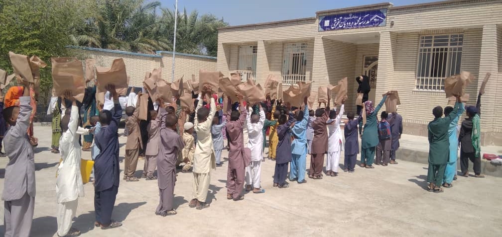 انجمن حامی ـ پروژه‌ی «نوشت‌افزار سال تحصیلی ۱۴۰۰-۱۴۰۱»، اهدا به دانش‌آموزان مدرسه‌ی محمد درودیان 1