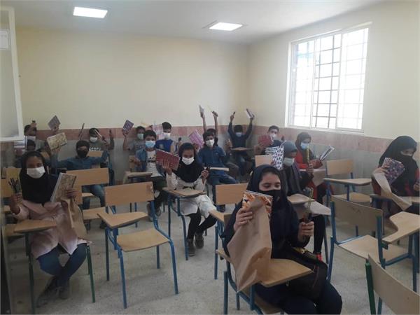 انجمن حامی ـ پروژه‌ی «نوشت‌افزار سال تحصیلی ۱۴۰۰-۱۴۰۱»، اهدا به دانش‌آموزان دبیرستان متین 3