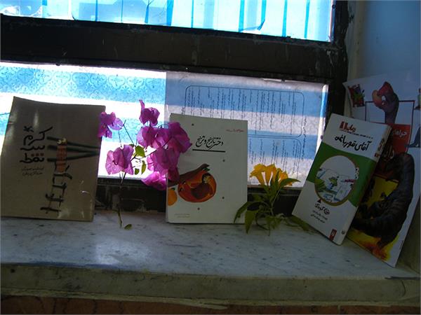 کتاب‌های داستانی جلوی پنجره