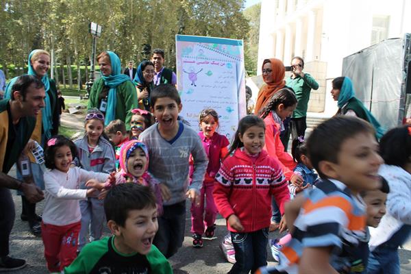 باز هم حامی با کودکان همراه بود